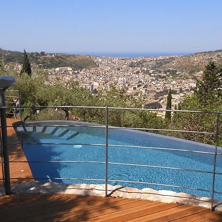 Loggia Dell'acanto Infinity Pool Overlooking Town And Sea